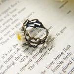 Vintage White Daisy Ring. P..